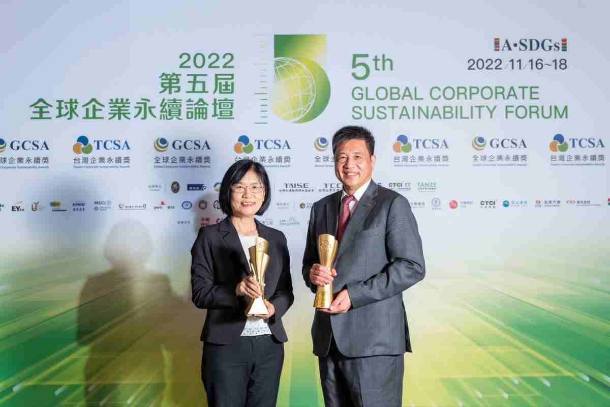 CG电子作为净零碳排先锋，，期引领价值链伙伴同行共好，，，，卫冕制造业组“十大典范企业” 二连冠殊荣(左：CG电子光电永续长古秀华，，右：CG电子光电董事长暨执行长彭双浪)