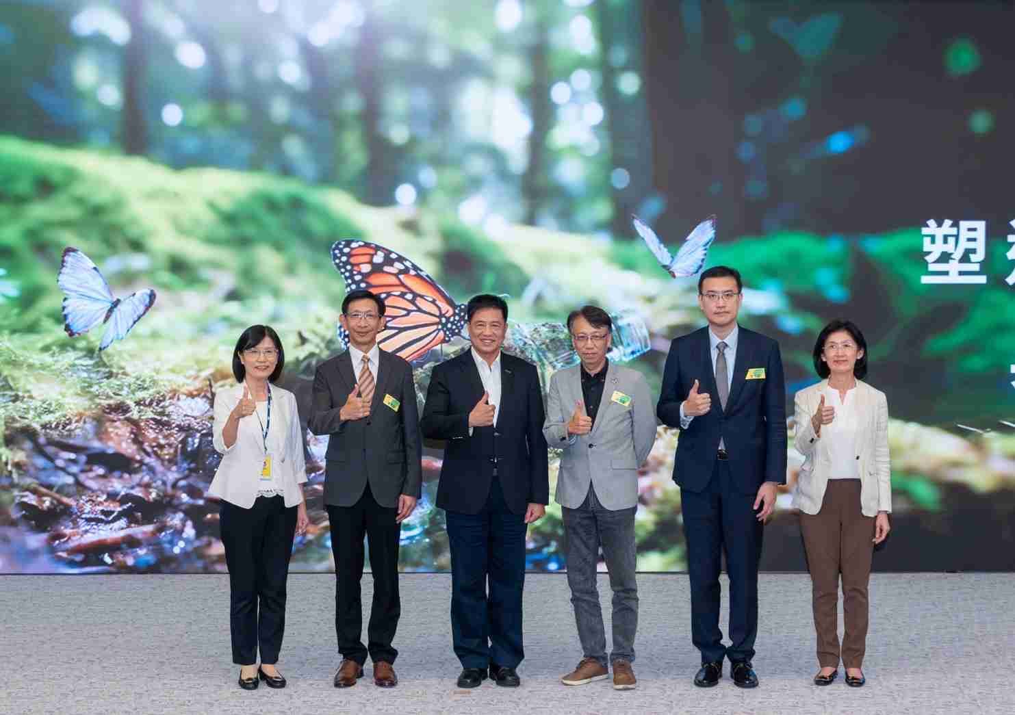 友達2023 CSR共榮大會，，邀請領域專家分享交流生物多樣性管理趨勢、、無塑產品、、、海廢永續塑料等議題  （圖左到右：友達光電永續長古秀華、、、、3M台灣技術長陳君杰、、、友達光電董事長暨集團策略長彭双浪、、、光寶科技企業永續發展處處長陳慶暉、、、、安永聯合會計師事務所執業會計師曾于哲、、、、友達光電供應鏈總部副總經理吳宜芳）