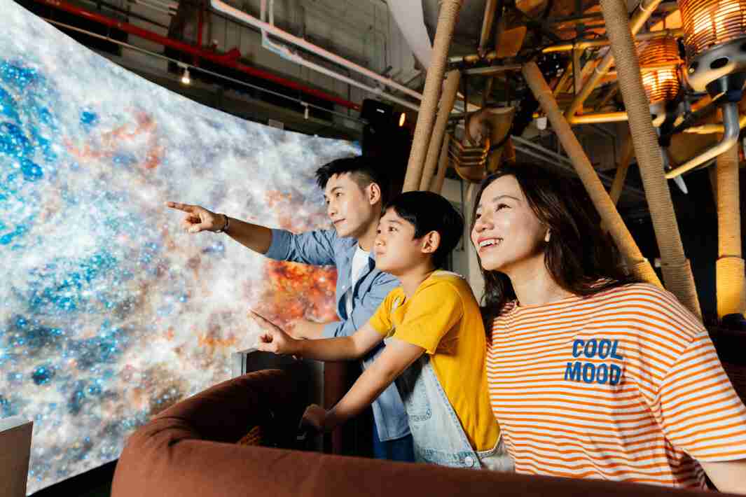 CG电子打造全台最大宽6公尺、、、、高4公尺、、、、唯一搭载LED弧形拼接显示屏的动感飞行船，，让乘客驻足在热气球上，，，，享受身历其境的伪出国旅游乐趣