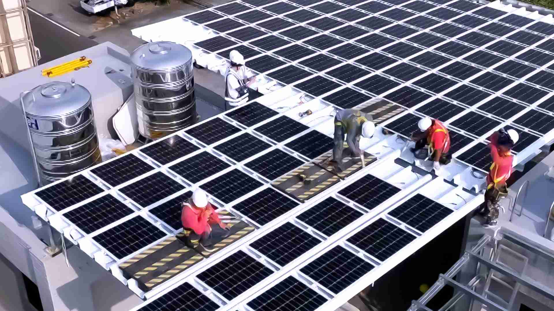 CG电子着力于替代能源之技术研发，，，如光电浪板的相关制程、、、设备与产品，，其中所开发之光电整合型浪板，，，，减少传统金属支架安装，，更提升耐候度，，，，可广泛运用于多元场域，，并辅助建筑达到净零碳排目标