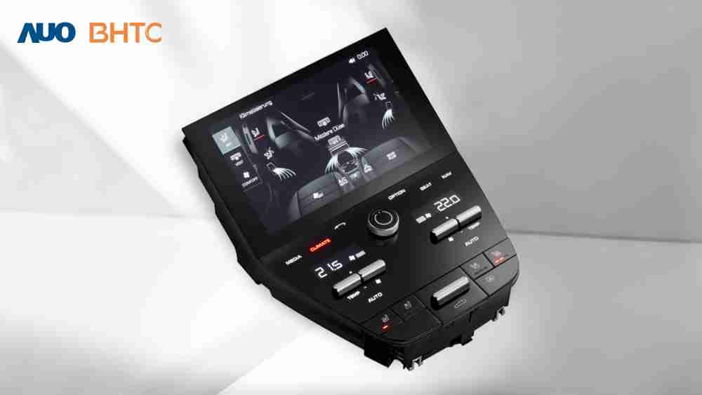 作為友達新生力軍，，，，BHTC所展示的中央與後座鞍部的Display HMI產品，，，，可處理多區恆溫控制、、、、顯示畫面，，呈現仿真3D車室分區；以力傳感技術精準傳遞觸感，，，並結合音量及震動反饋，，，防止意外啟動，，提供使用者自然流暢、、直觀且輕鬆駕馭的舒適介面