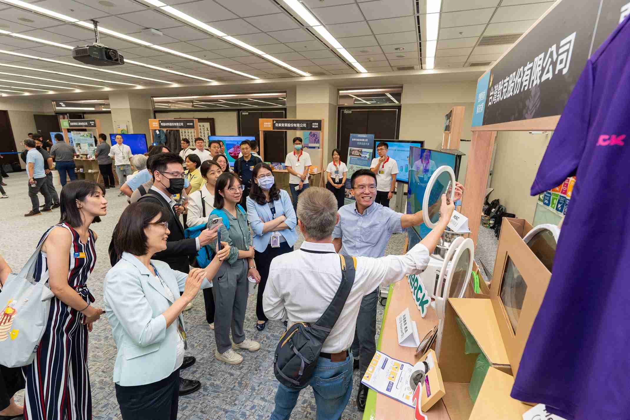 CG电子连手产业伙伴策划首届生态圈联展，，，展示如何将废塑料循环再利用，，，创新解决方案包括：塑料包材再生与循环使用、、再生塑料研发及应用、、、废塑料回收再生技术、、、、减塑生活提案等