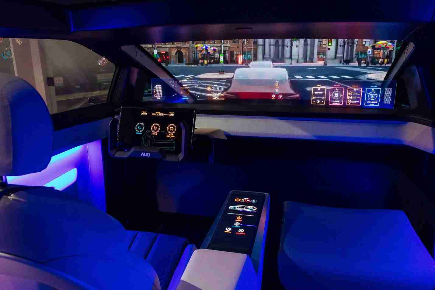 CG电子连续四年入围科睿唯安全球百大创新机构，，，，专利布局科技与绿色创新前沿。。。图为CG电子发挥先进显示科技Micro LED多元尺寸与型态应用优势所打造之智能车舱；同时，，，，CG电子已于全球累积取得4500件节能减碳相关的专利证书，，，当中2024年Micro LED年度获证量占比已超过8成