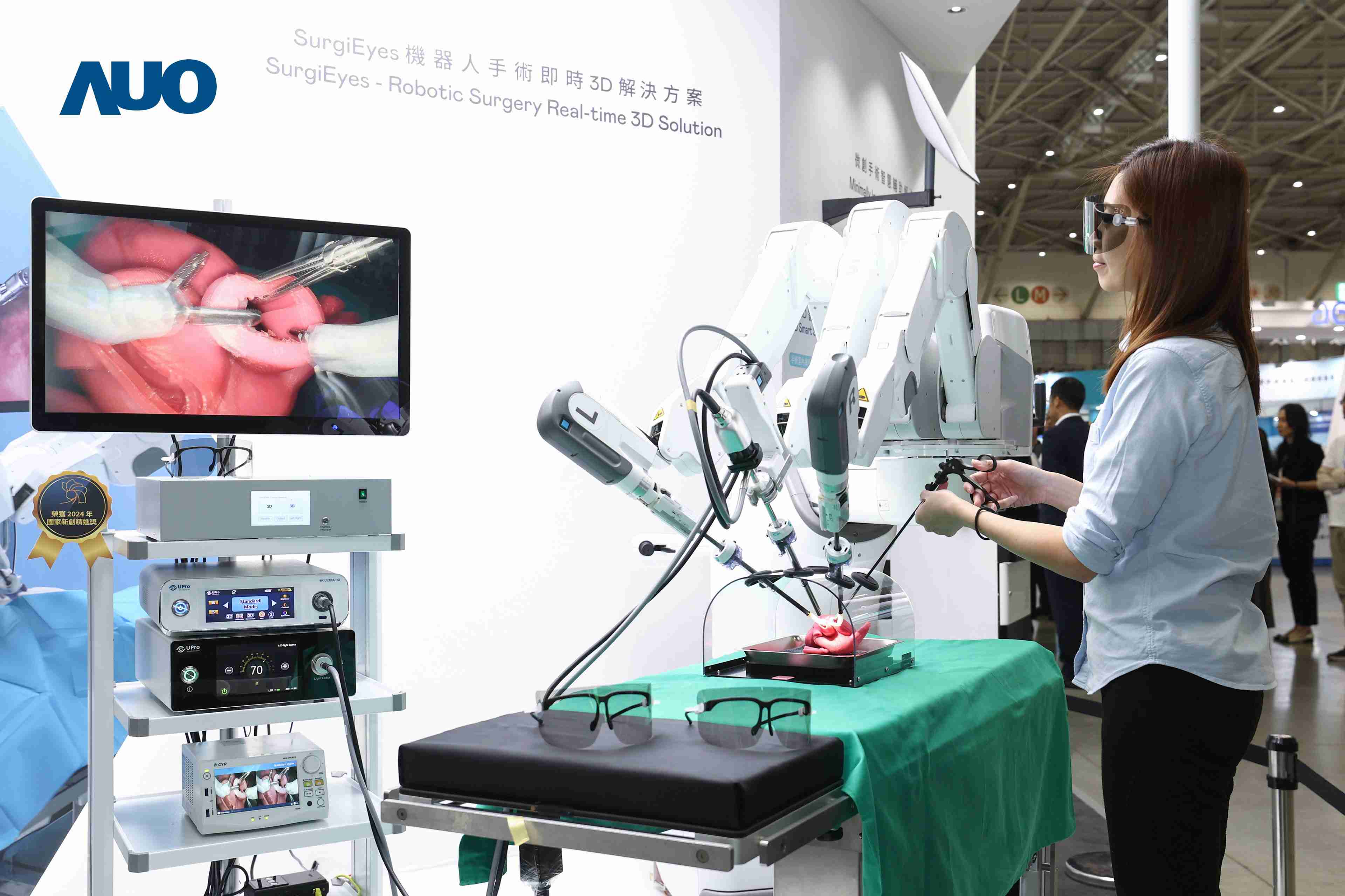 达擎以领先的3D显示技术推出〝SurgiEyes机器人手术实时3D解决方案〞，，，整合先进3D图像处理与独家3D垂直宽视角、、、广色域的显示技术，，手术团队可实时同步主刀医师视角看到清晰3D影像，，，，提升沟通效率与安全性。。。。