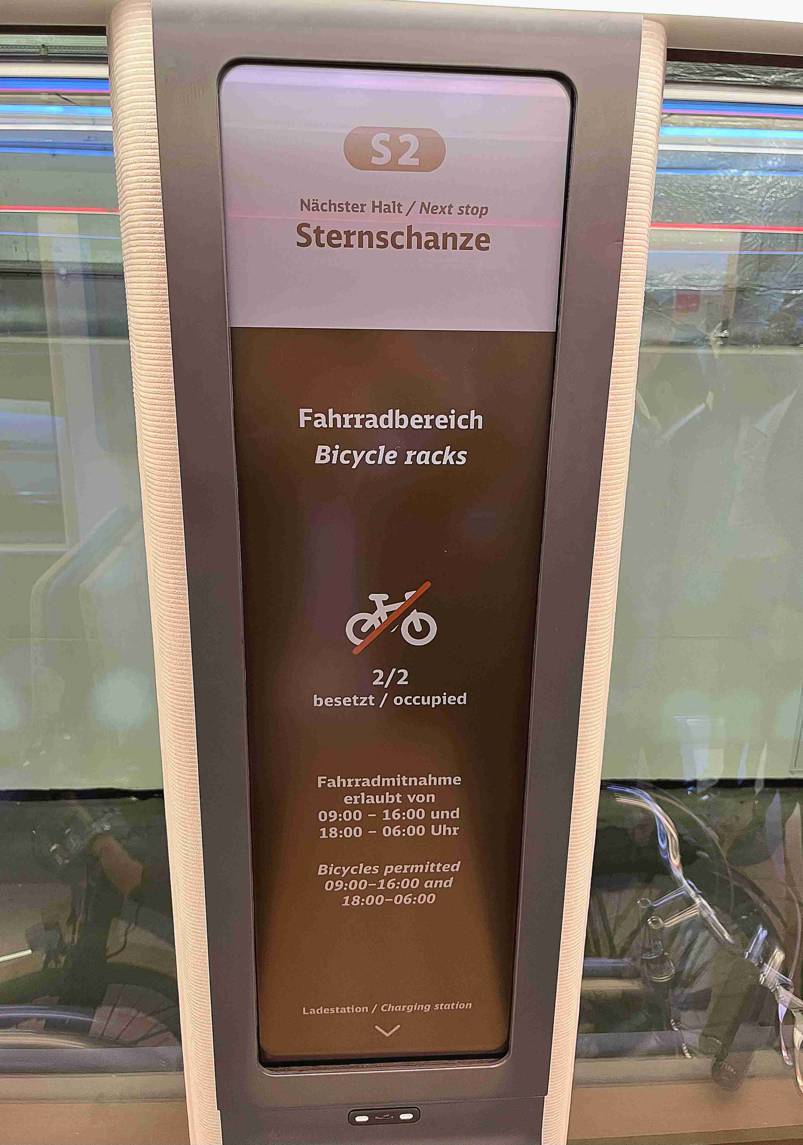 达擎HiRaso显示技术采用胆固醇液晶独特的双稳态特性及反射环境光线的方式，，，，发挥最佳能源运用效率，，其仅在更换显示画面时才消耗电力，，，在持续静止的画面显示上则为零耗电，，，，与传统液晶显示技术相比大幅节省90%能耗